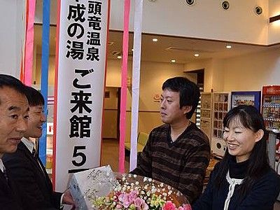 「平成の湯」入館５万人達成 　福井・大野、１年１カ月で