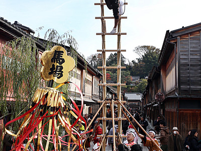 加賀鳶妙技に観光客歓声　出初め式へ金沢市ひがし茶屋街で稽古