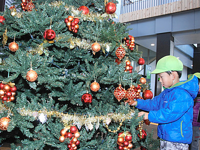 スキー客迎えるツリー輝き　新幹線飯山駅、園児が飾り付け