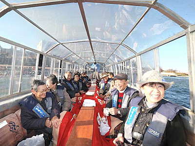 冬景色、暖かな舟から　飯田の天竜川下りに「こたつ舟」