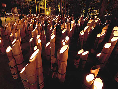 竹灯籠８０００本、温かな光　安曇野の穂高神社
