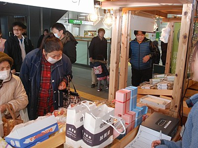 飯山駅、沿線の特産品ずらり　観光列車に合わせ「市場」