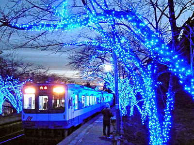 「桜の名所」冬のライトアップ　のと鉄道・能登鹿島駅