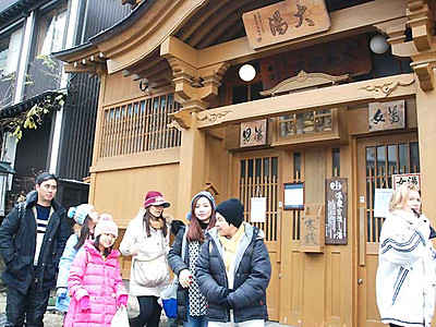 外国人客心待ち、野沢温泉スキー場　１９日一部オープン