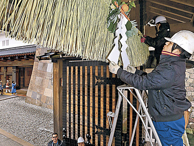 新年へ万端、数の子飾り　金沢城公園橋爪門に設置
