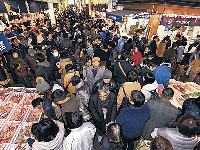 正月用品求め繰り出す　近江町市場に人波
