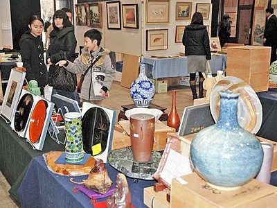 掛け軸や陶器、古銭骨董品ずらり　福井で展示販売、質問コーナーも