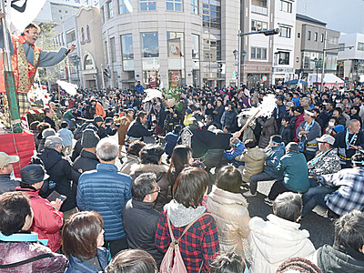 松本あめ市で「塩取合戦」　綱引きに大歓声