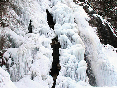 高森町の不動滝、荘厳な姿　厳しい冷え込みで大部分が結氷