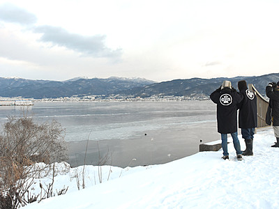 諏訪湖、ほぼ全面結氷　御神渡りに期待高まる