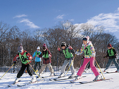 一転青空、スキー満足　金沢市の小学校