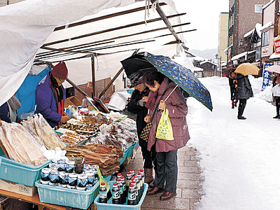 雪の中「買うてってー」　輪島朝市、３軒で再開