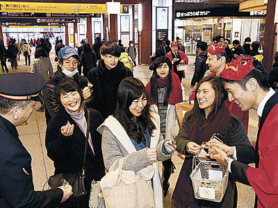 豆入りの袋を利用者に　節分の日、金沢駅