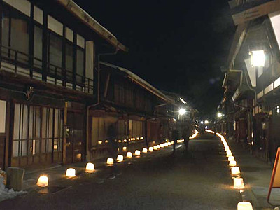 奈良井宿、幻想的に浮かぶ町並み　木曽路氷雪の灯祭り
