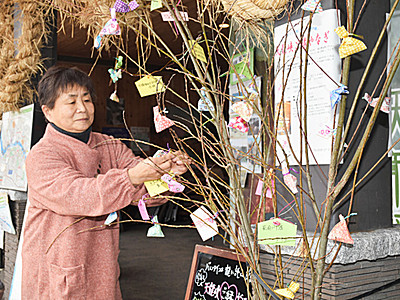 柳の枝にお願い　飯田市で「天竜峡ご縁やなぎ」始まる
