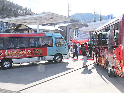 「真田の地」巡るバス出発式　車体に信繁のイラスト