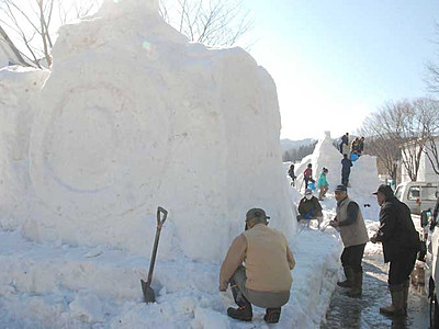 「雪まつり」飯山で１３・１４日　雪不足でも...大型雪像造り着々