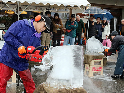 精巧な氷の彫刻　井波でアイスフェス開幕