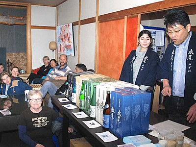 地酒、外国人観光客に紹介　飯山の酒造店、野沢温泉で講習会