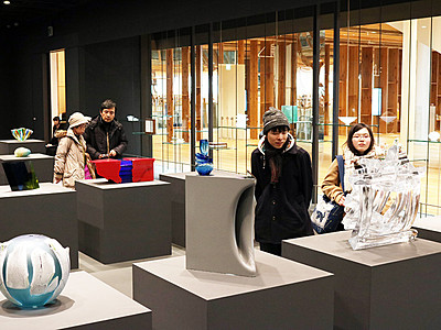 富山市ガラス美術館、世界が注目　米ツアー客９月訪問