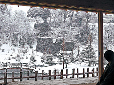 金沢城、水墨画の世界　雪の玉泉院丸庭園