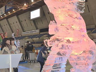 「五輪」「感動」テーマに氷の芸術　長野で彫刻展