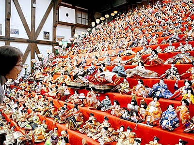 ひな人形２０段飾り圧巻　２０００体華やか　福井県大野市
