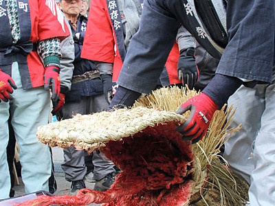 松川町の御射山神社式年御柱祭へ曳き綱造り