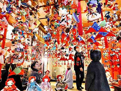 鯖江の民家で華やか「つりびな」　天井いっぱい、一般公開