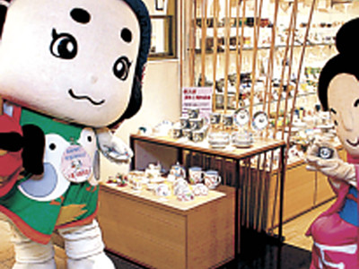 古九谷に「郵太郎」、皿とカップが完成　金沢中央郵便局