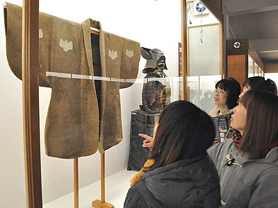 信長の「韋胴服」展示　上田市立博物館で企画展
