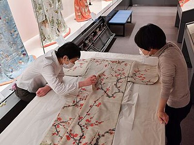 重文小袖、手描きの「春」　福井市郷土歴博で公開