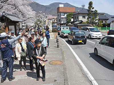 上田市「分散駐車」誘導策　「千本桜まつり」に例年以上の観光客