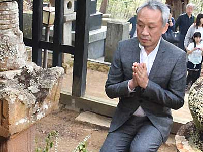 西村雅彦さんが室賀正武を墓参　上田の前松寺で「感謝」
