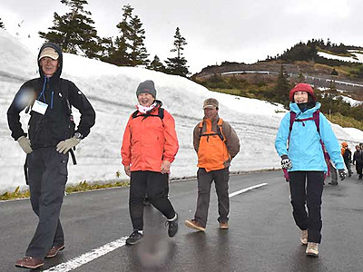 ２年ぶり「雪の回廊」満喫　志賀草津高原ルート散策