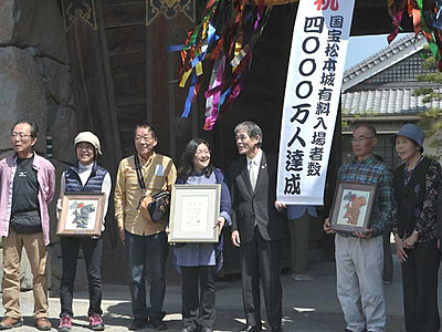松本城有料入場4000万人越える　昭和の大修理後