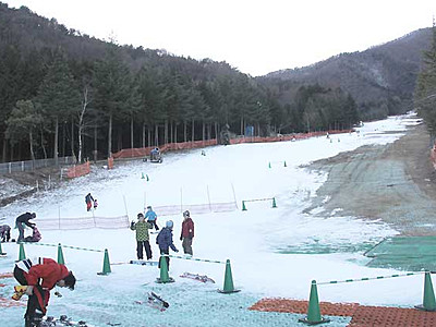 県内スキー場利用数、過去最低　１５年度、暖冬の雪不足打撃