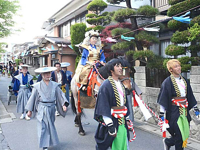 下社騎馬行列、地元に披露　下諏訪で伝統の「勢揃い」