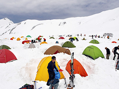 ＧＷ、雪原に"花畑"　立山・雷鳥沢にカラフルなテント