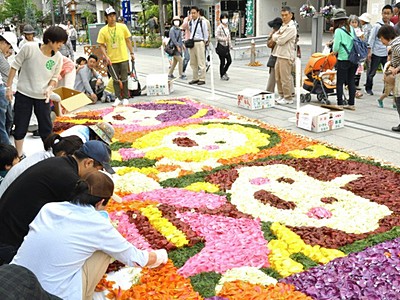 花のアートが観光客魅了　長野で「花回廊」開幕