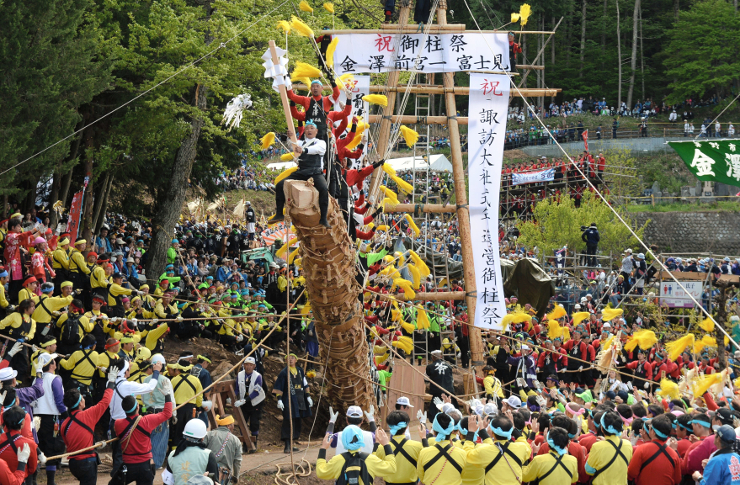 長野県 神の木、高々と 御柱祭・上社里曳きで建て御柱｜北陸新幹線で行