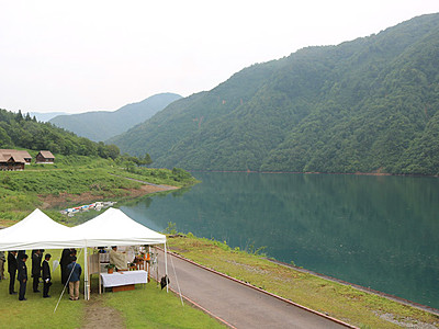 カヌーや釣り楽しんで　上平・桂湖で湖面開き