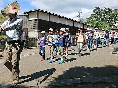 ４日から「宵乃舞」　元気な踊りで盛り上げたい　相川小児童　本番会場の通りで練習