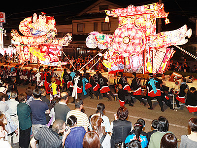 行燈鮮やか、ぶつけ合い激しく　庄川観光祭