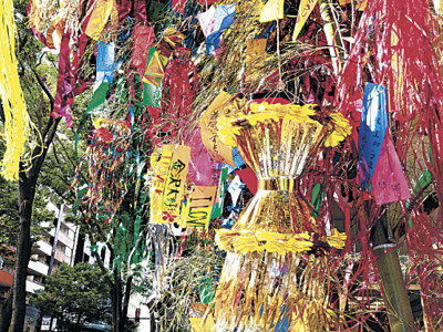 短冊に願い込め　金沢市の香林坊大和、七夕飾りを設置