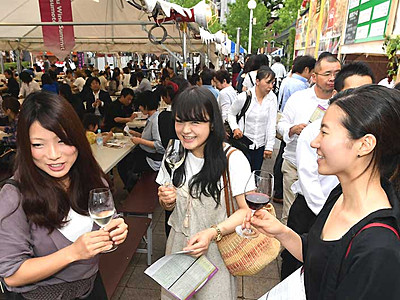 県内３８醸造所のワインずらり　松本で「サミット」開幕
