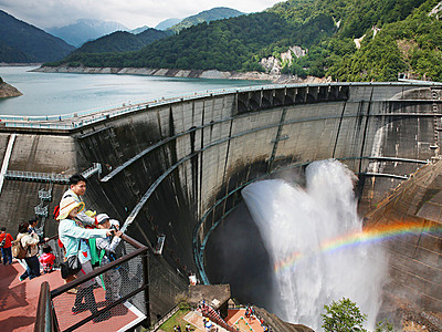 迫力の水煙、輝く虹　黒部ダム観光放水