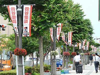 松本市街地、大歌舞伎の装いに　ＰＲ用の旗飾り付け