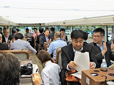 新潟・三条・燕　観光ルート開発目指す　３市長らレストランバス試乗