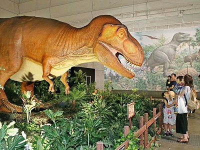 巨大恐竜と対面！　企画展にぎわう　新潟